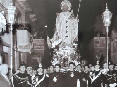 La signora ci mostra infine un�ultima immagine: quella di una processione �guidata� dalla statua di San Nicola immortalata proprio in via Monfalcone. �Accanto alla scaletta c�� la mia famiglia - ci avverte emozionata Giovanna -: � affacciata al balcone, per l�occasione coperto da lenzuoli di seta�